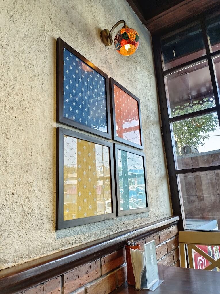 Restaurant Ambiance Thane West — Silverador